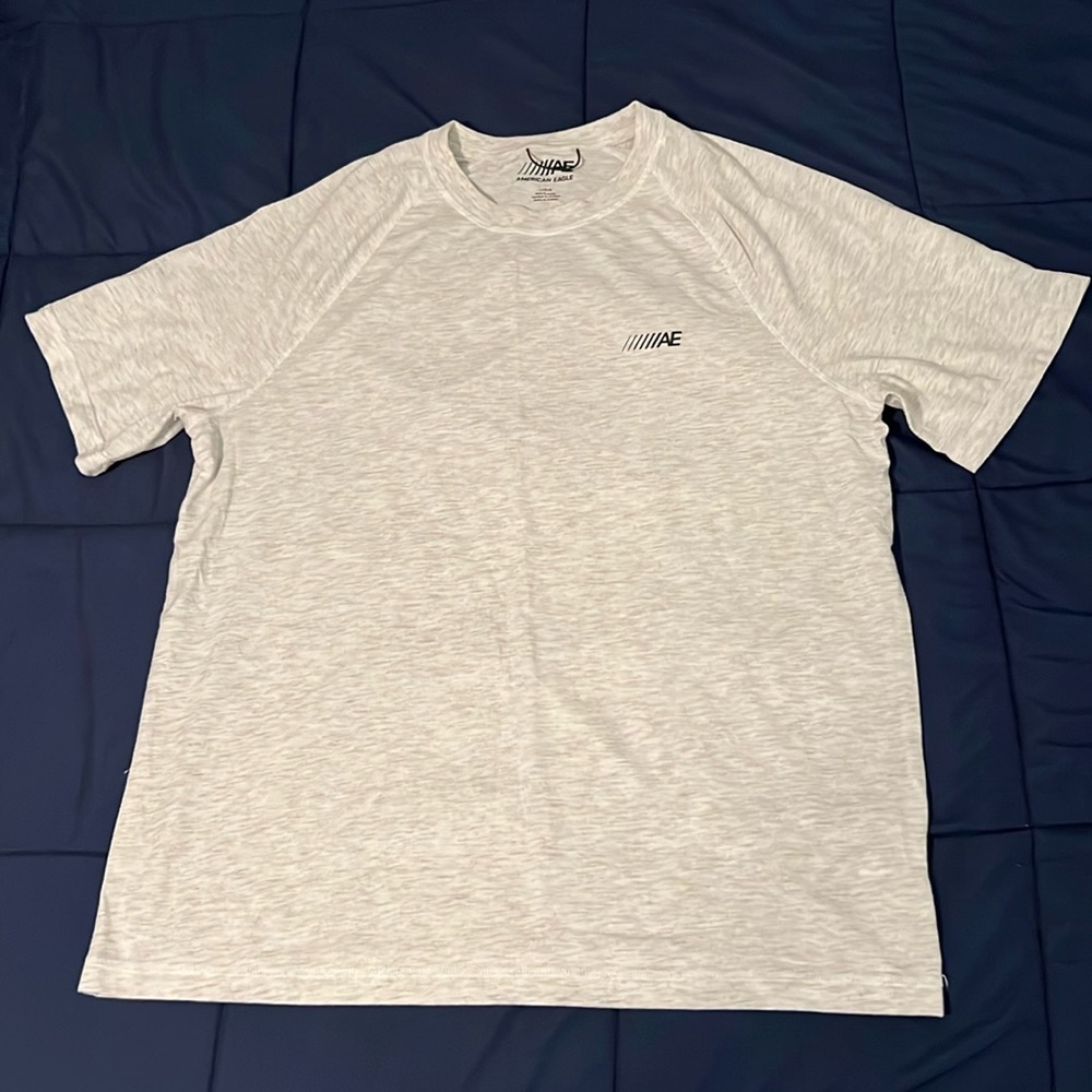 American eagle tee size L